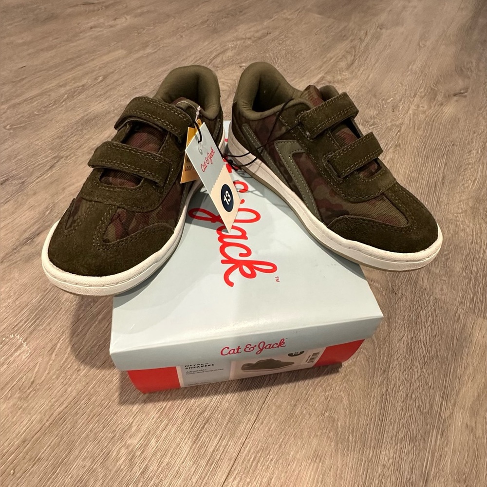 NEW IN BOX-Cat&Jack Sneakers-Size 13